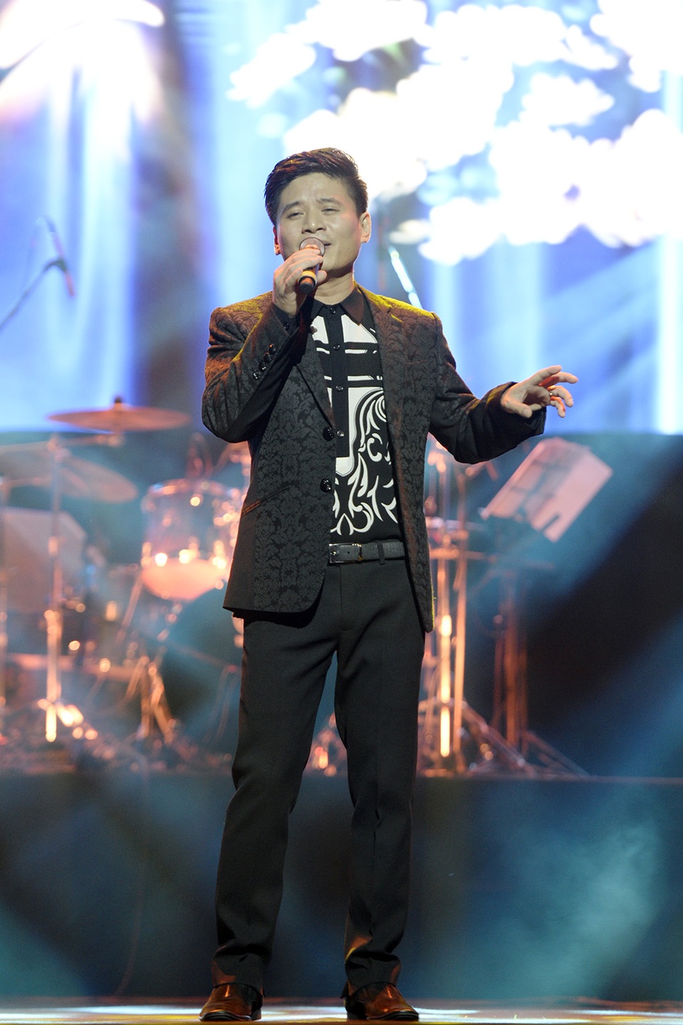 Tấn Minh trở lại với hình ảnh chàng ca sĩ hào hoa, ngọt ngào với Thu không em, Còn tuổi nào cho em, Bức thư tình đầu tiên.