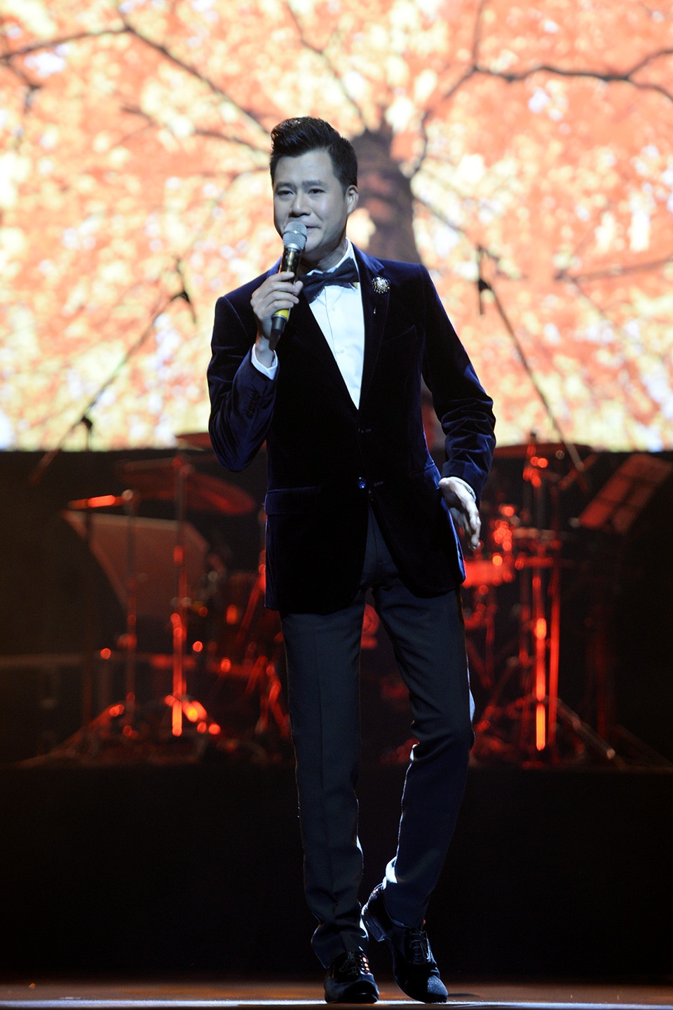 Quang Dũng quyến rũ khán giả nữ với loạt ca khúc Niệm khúc cuối, Mùa thu cho em, Yêu anh bằng cả trái tim...