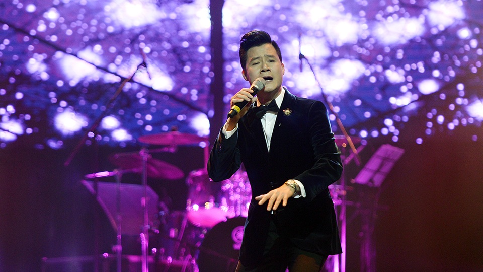 Phong cách hào hoa, lãng mạn của Quang Dũng để lại nhiều ấn tượng. Đặc biệt lời chúc thân thương của nam ca sĩ gốc Miền Trung gửi tặng khán giả nữ ngày 20/10...