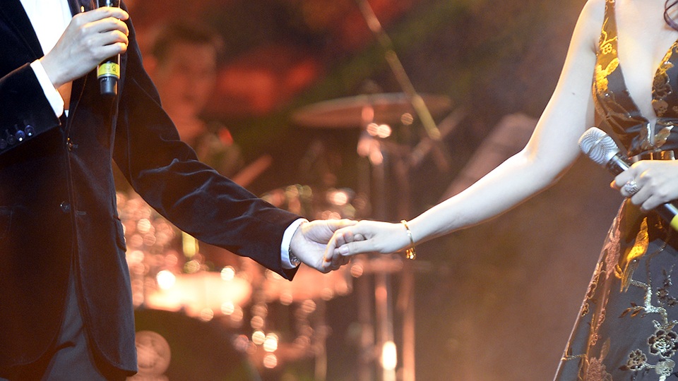 Hình ảnh Quang Dũng- Mỹ Tâm tình tứ trên sân khấu.