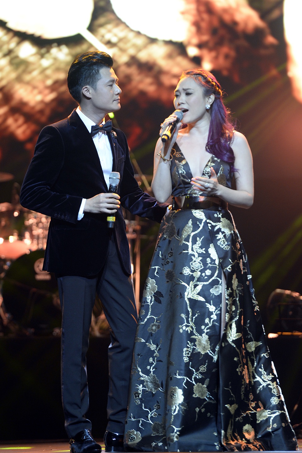 Anh còn nợ em, ca khúc tủ của Quang Dũng- Mỹ Tâm nhưng lần nào thể hiện cũng được khán giả đón nhận nồng nhiệt. Mỹ Tâm chia sẻ, trong cuộc sống ai cũng nợ ai dù ít hay nhiều. Nữ ca sĩ cũng dí dóm nói Quang Dũng Anh còn nợ em hai chai...