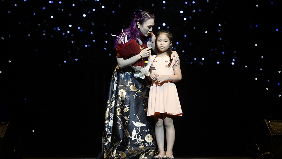 Khán giả nhí tặng hoa cho Mỹ Tâm. Hầu như những lần Mỹ Tâm hát tại Hà Nội đều có khán giả nhí trung thành đến xem và tặng hoa.