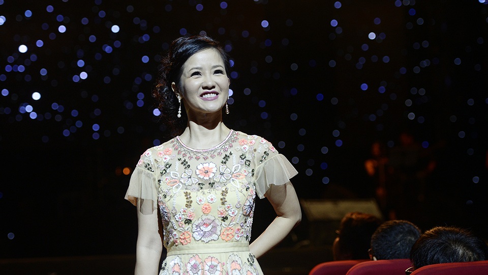 Hồng Nhung trở lại mùa thu Hà Nội với các ca khúc Bóng mây đời tôi, Cuối cùng cho một tình yêu, Anh đừng đi, Cho em một ngày