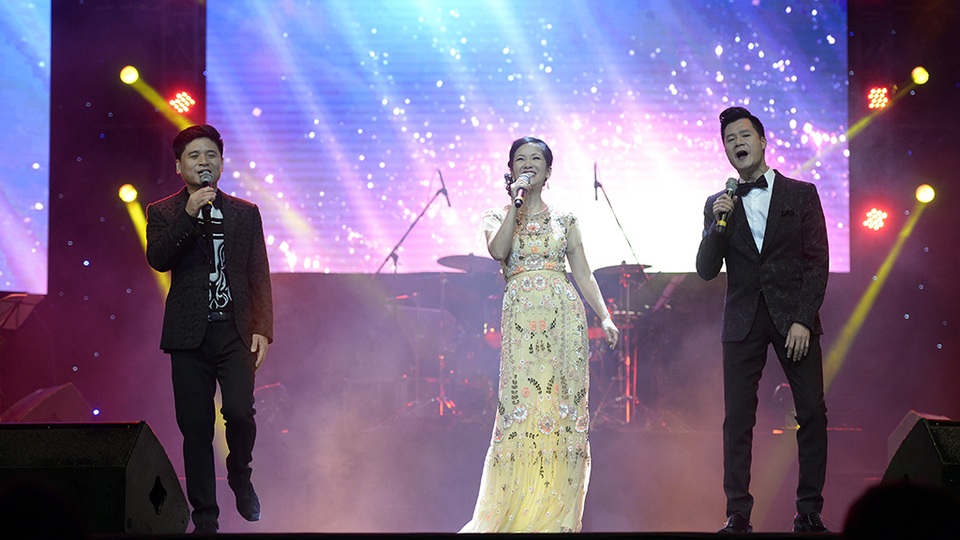 Liveshow Tình khúc cho em khép lại với màn trình diễn tam ca Tấn Minh- Hồng Nhung- Quang Dũng với ca khúc Cám ơn mùa thu.