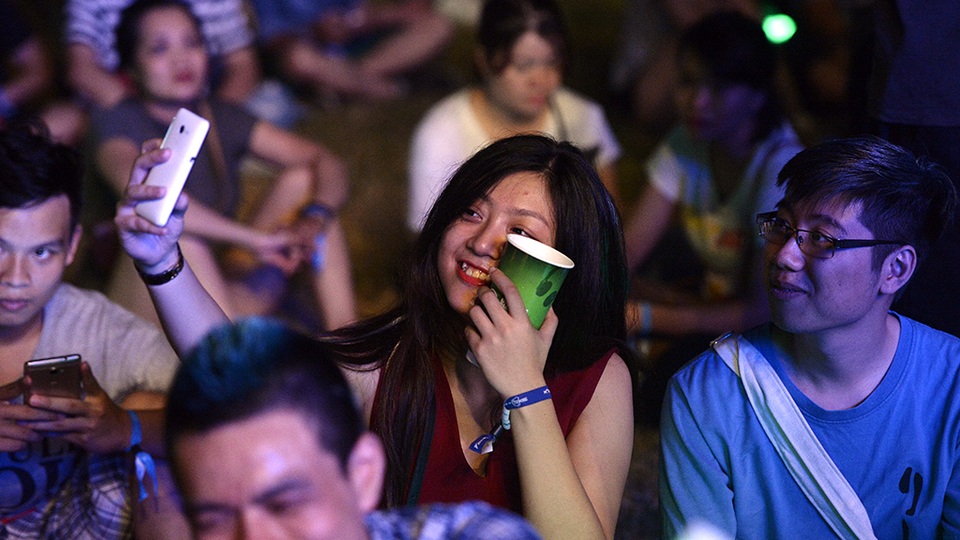 Bạn trẻ tranh thủ chụp ảnh tự sướng trong giờ giải lao.