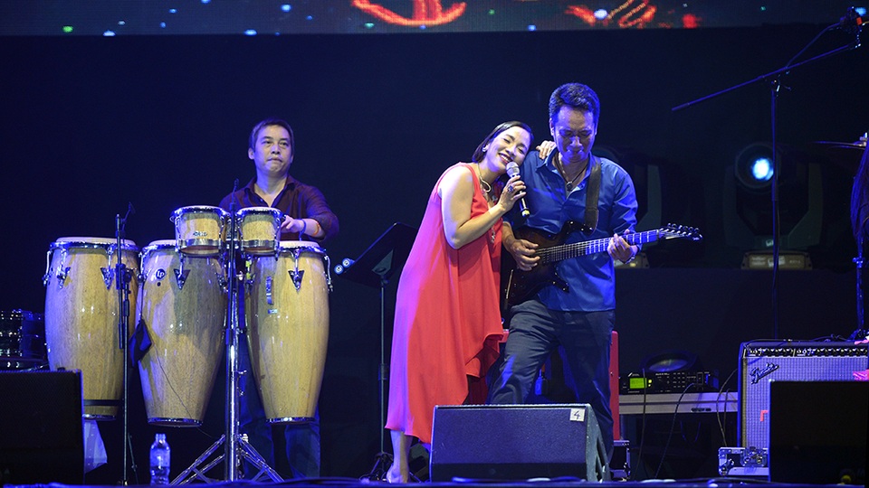 Khoảnh khắc đáng yêu của Diva và chồng, nhạc sĩ Anh Quân trên sân khấu.