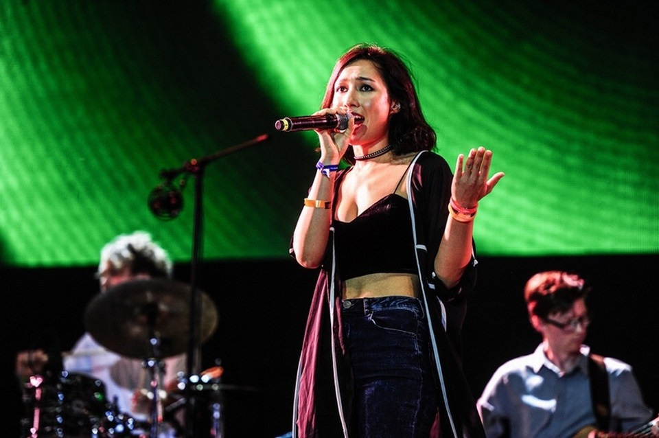 Diva Thanh Lam phấn khích cổ vũ hết mình cho Tùng Dương - 6 Anna Trương đã khá trưởng thành, cùng với nhóm nhạc của cô có phần mở màn sôi động.