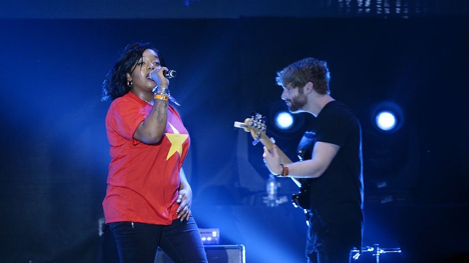 Khán giả không ngừng nhảy trước màn biểu diễn của Good Luck - 6