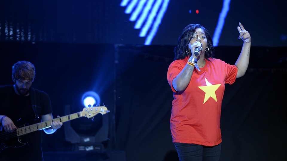 Diva Thanh Lam phấn khích cổ vũ hết mình cho Tùng Dương - 13