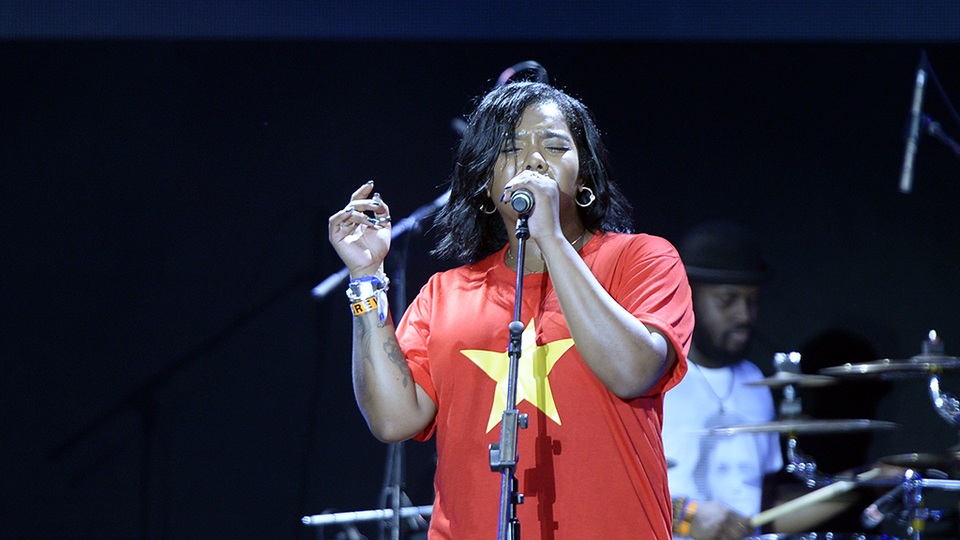 Nữ nghệ sĩ mặc trang phục in hình quốc kỳ Việt Nam.