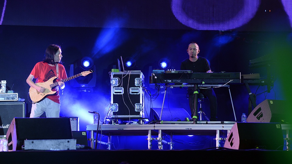 Phần biểu diễn của Tùng Dương kết hợp nhạc sĩ Quốc Trung.