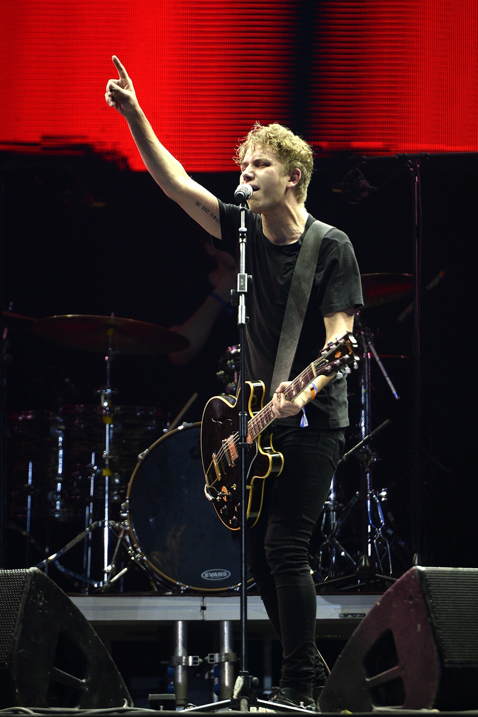 Diva Thanh Lam phấn khích cổ vũ hết mình cho Tùng Dương - 16