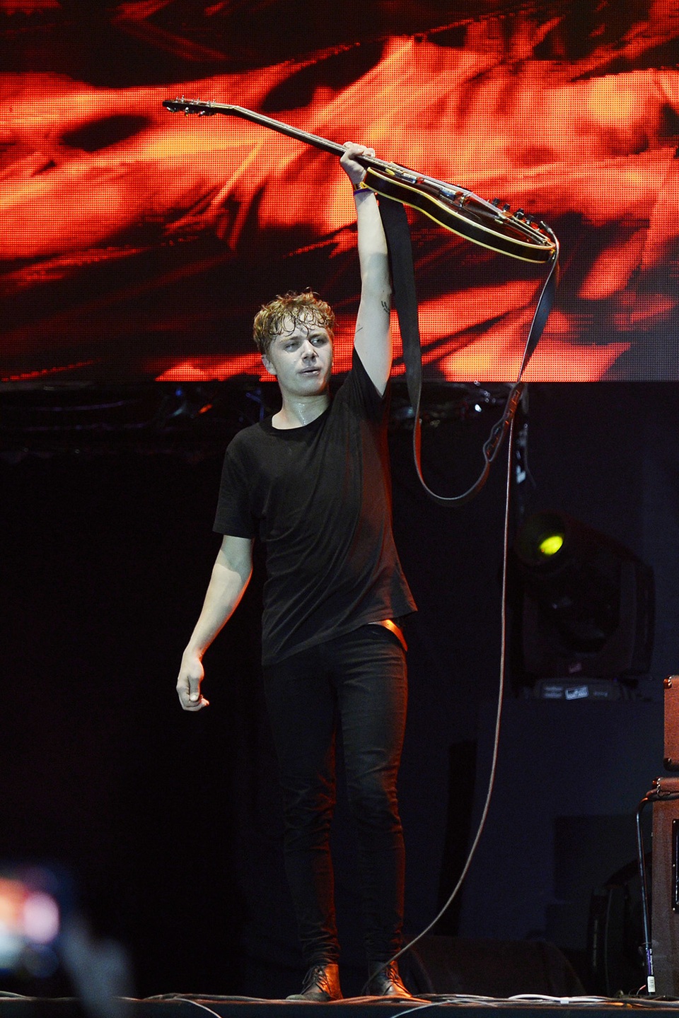 Diva Thanh Lam phấn khích cổ vũ hết mình cho Tùng Dương - 17