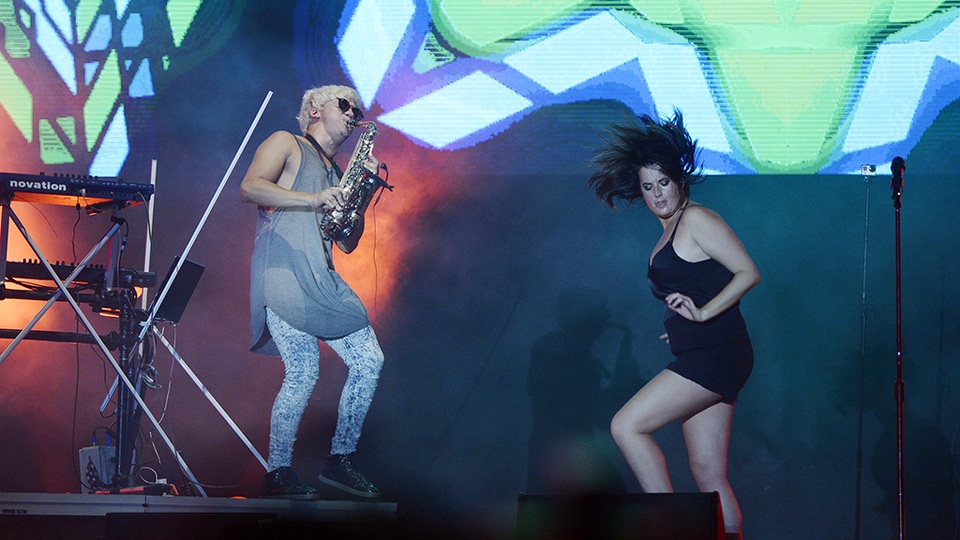 Khán giả không ngừng nhảy trước màn biểu diễn của Good Luck - 3