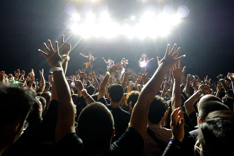 Giấc mơ về màn biểu diễn của huyền thoại rock đã thành hiện thực… - 12 Hơn 10 nghìn khán giả có mặt tại Hoàng Thành bị cuốn theo những giai điệu rock từ hoang dại, cuồng nhiệt đến ngọt ngào, sâu lắng… của Scorpions. Những khán giả trung niên có dịp hồi tưởng lại thời tuổi trẻ đầy nhiệt huyết của mình với những giai điệu của nhóm nhạc mình đã hâm mộ vài chục năm. Những khán giả trẻ cũng hòa giọng theo những ca sĩ đáng tuổi cha chú mình trên sân khấu. Giấc mơ về màn biểu diễn bùng nổ của ban nhạc rock huyền thoại đã trở thành hiện thực...