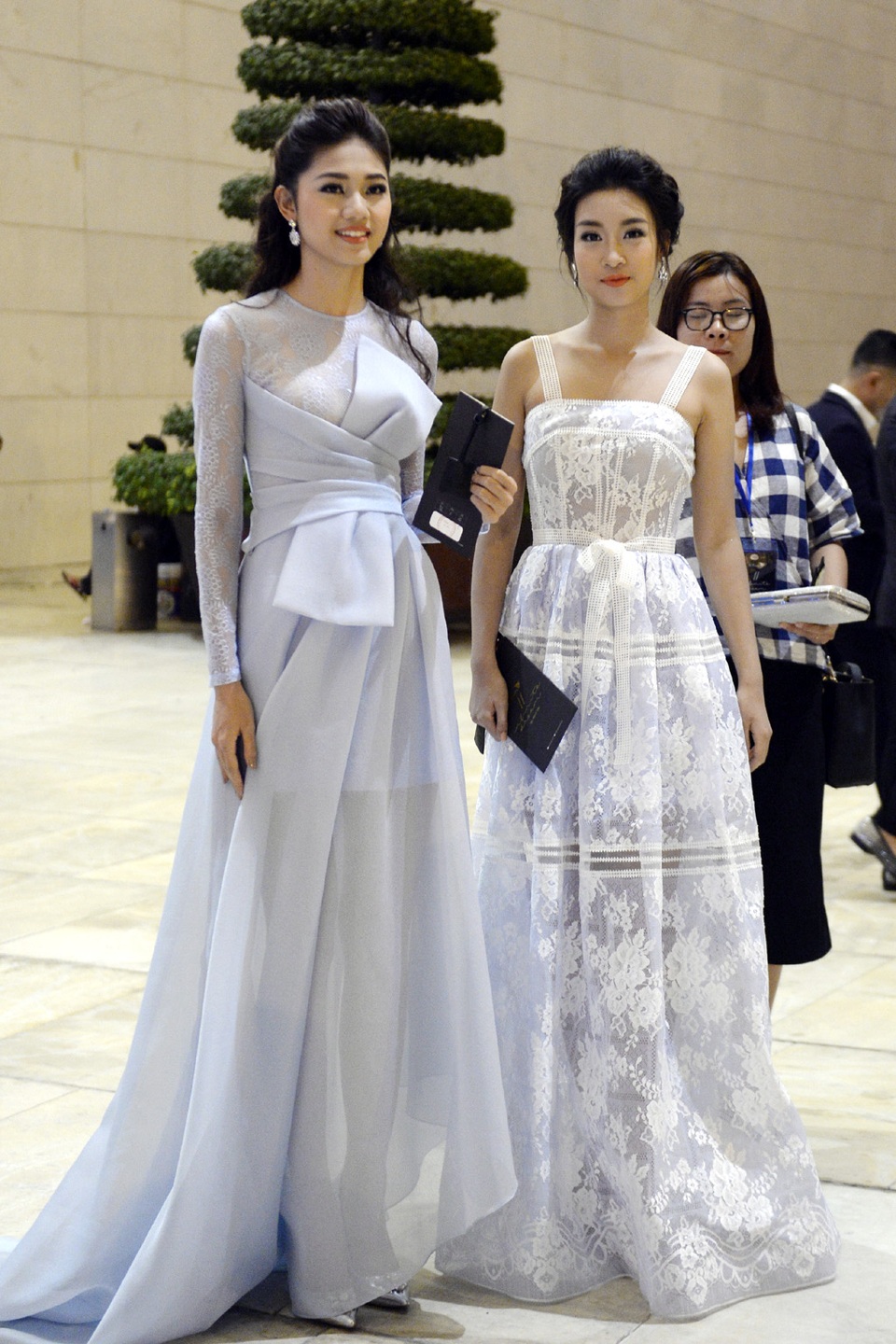 Hoa hậu Mỹ Linh, Á hậu Thanh Tú khoe vẻ đẹp dịu dàng, thanh khiết - 5