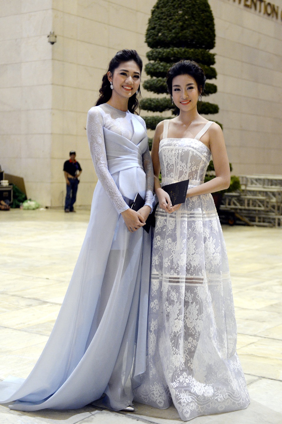 Hoa hậu Mỹ Linh, Á hậu Thanh Tú khoe vẻ đẹp dịu dàng, thanh khiết - 4