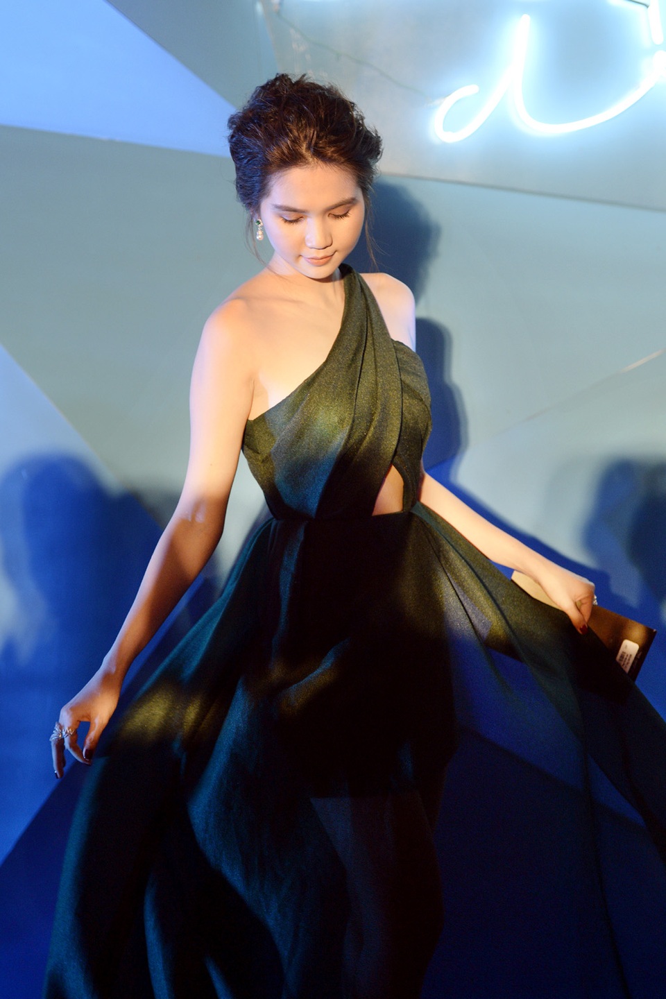 Hoa hậu Mỹ Linh, Á hậu Thanh Tú khoe vẻ đẹp dịu dàng, thanh khiết - 13