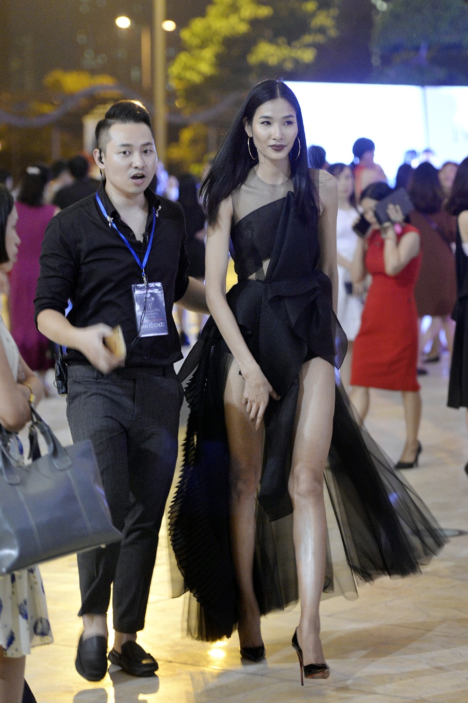 Hoa hậu Mỹ Linh, Á hậu Thanh Tú khoe vẻ đẹp dịu dàng, thanh khiết - 10