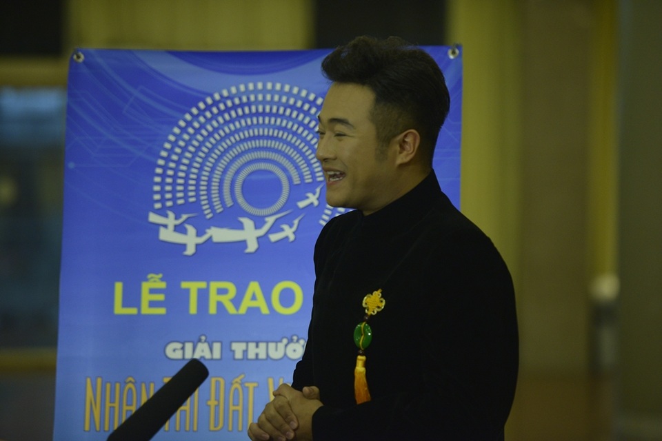 Ca sĩ Minh Quân chia sẻ trong đêm trao giải Nhân tài đất Việt.(Ảnh: Mạnh Thắng)