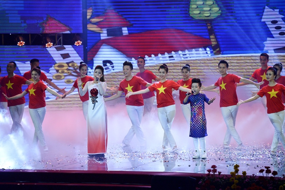 Dương Hoàng Yến và Nhật Minh thể hiện bài hát Việt Nam ơi.(Ảnh: Mạnh Thắng)