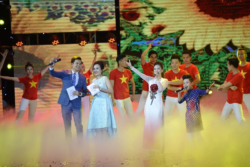 MC Danh Tùng và BTV Hoài Anh dẫn chương trình Lễ trao giải Nhân tài đất Việt. (Ảnh: Mạnh Thắng)