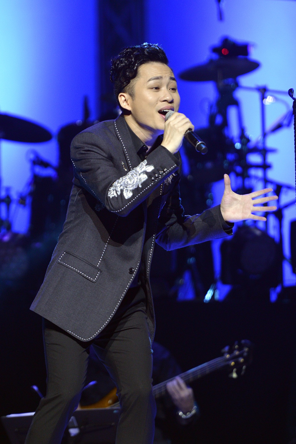 Tùng Dương hát Ru con mùa đông.