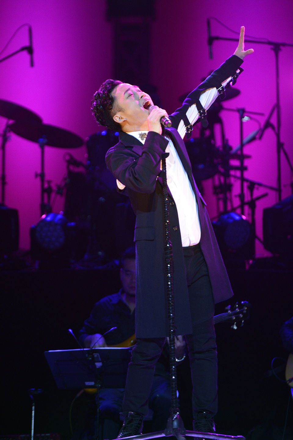 Tùng Dương hết “quái” nhưng vẫn… “lạ”! - 19