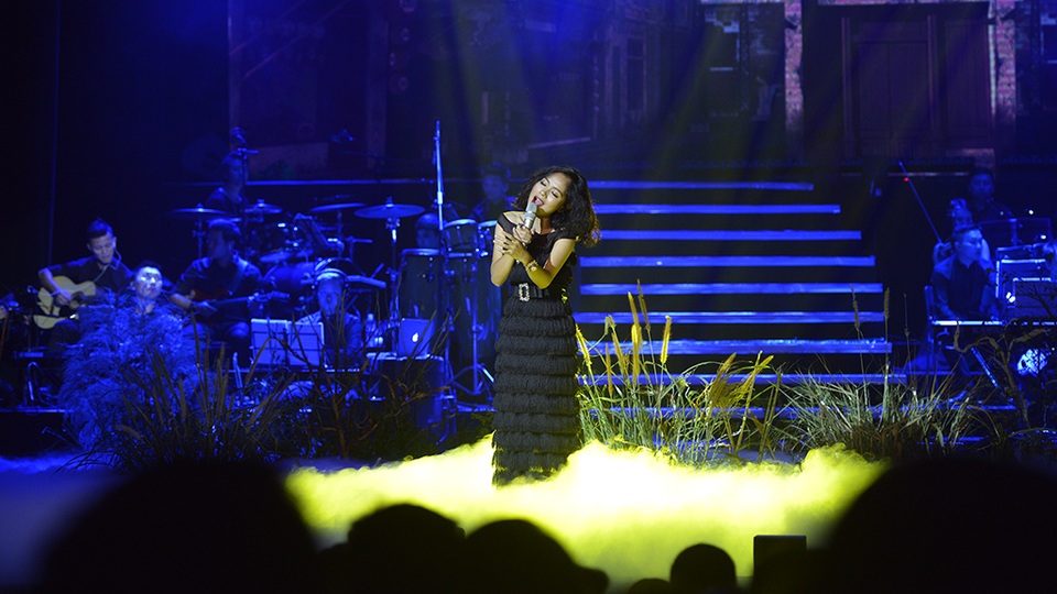 Ca sĩ Hoàng Quyên đến với live concert của Hoàng Rob trong tâm thế của một người bạn thân thiết đã nhiều năm và cũng là khách mời đầu tiên thể hiện phần trình diễn của mình. Kết hợp cùng Hoàng Rob, có thể nói, Hoàng Quyên đã cho thấy sự trưởng thành và hòa hợp sâu sắc người bạn của mình. Với ca khúc solo “Rét đầu mùa”, Hoàng Quyên cũng cho thấy những góc tư duy mới, dày dặn hơn đối với 1 ca khúc quen thuộc.