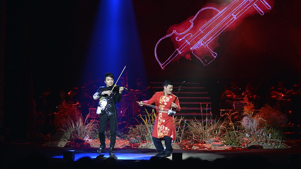 Màn kết hợp giữa Hoàng Rob và nghệ sĩ Trần Văn Xâm có thể coi là câu chuyện “đối thoại” và kết hợp giữa âm nhạc phương Tây (violin) và phương Đông (đàn nhị), mang lại sự mới mẻ và đầy hào hứng cho khán giả. Phần trình diễn này cũng thể hiện rõ ràng sự thể nghiệm và sáng tạo đầy mới mẻ của Hoàng Rob với tiếng đàn Violin.