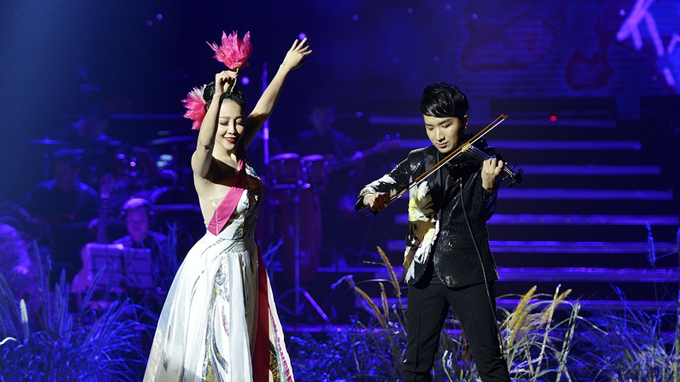 
Trước đêm diễn, Hoàng Rob từng chia sẻ Linh Nga là nghệ sĩ rất khó tính và đòi hỏi cao trong công việc. Việc mời được Linh Nga biểu diễn trong đêm nhạc không phải là điều dễ dàng....
