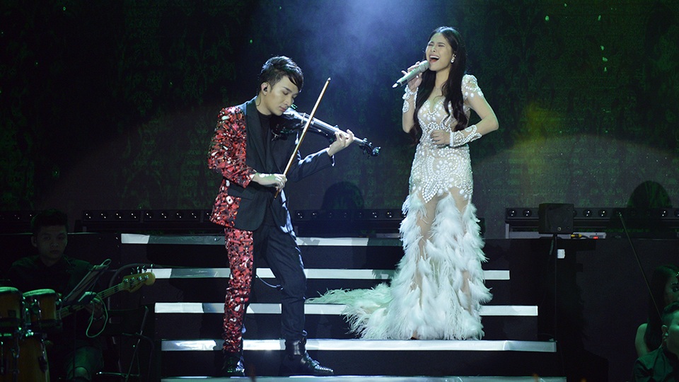 Có thể nói, tính đến thời điểm này, Kiều Anh là giọng ca nữ gắn bó với Hoàng Rob lâu nhất và cô cũng thể hiện sự “hợp dơ” với tiếng đàn của nghệ sĩ violin sinh năm 1991.