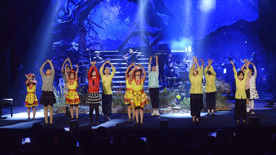 “Hừng Đông” là hành trình ấp ủ và thực hiện trong 2 năm của Hoàng Rob, anh đã dành thời gian tập luyện về chuyên môn, lên ý tưởng, cũng như may mắn khi gặp được người bạn, người đồng nghiệp thân thiết trong nghề, nhạc sĩ, nhà sản xuất Khắc Hưng. Đây là một trong những dự án Khắc Hưng – Hoàng Rob đặt nhiều tâm huyết và là dấu ấn âm nhạc thú vị, ấn tượng nhất của anh trong năm 2016.