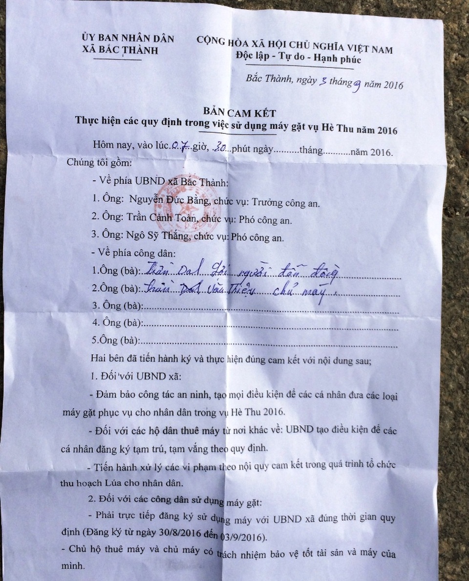 Nghệ An: Nhiều chủ máy gặt “méo mặt” vì bị… công an xã thu tiền “bảo kê”? - 1