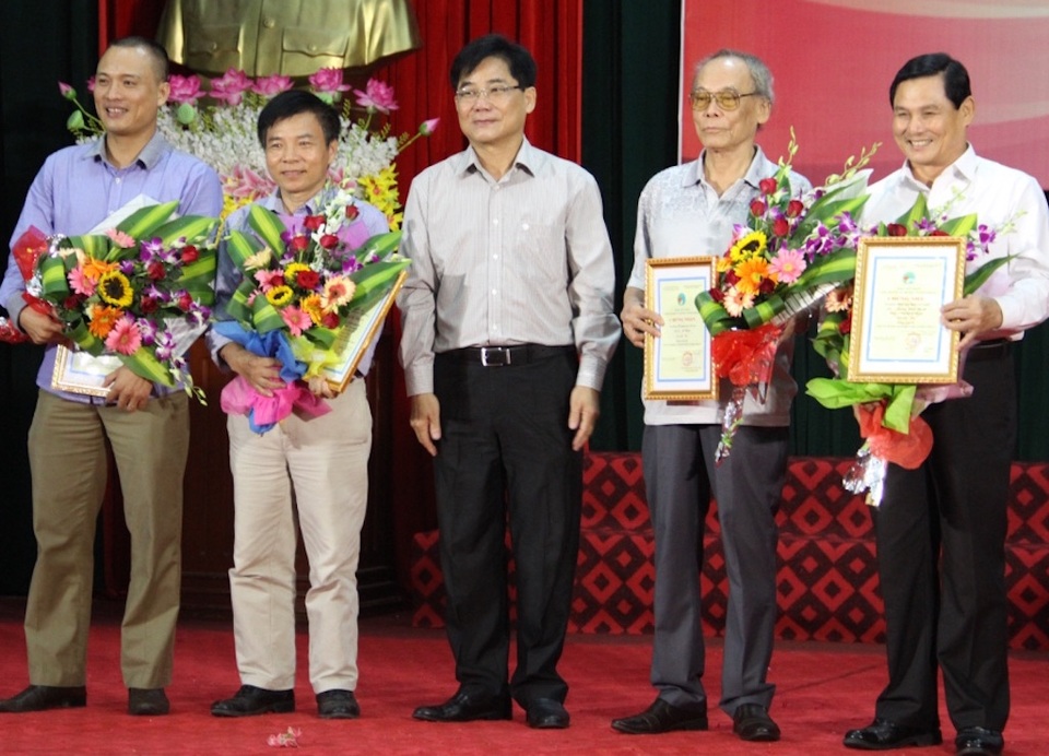 Trao giải cho các tác giả.