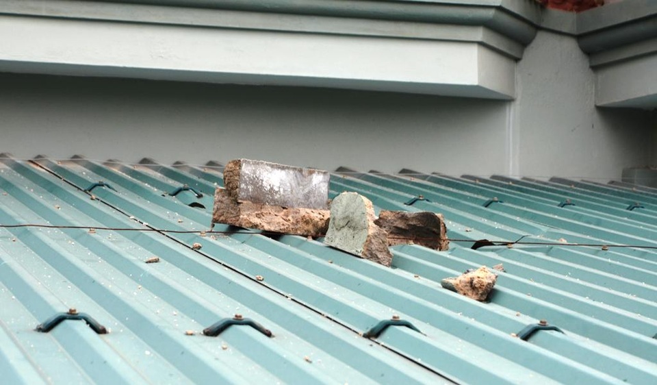 Gạch vôi vữa rơi xuống mái tôn.