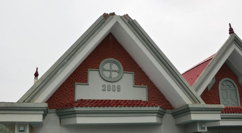 
Ngôi nhà anh Dũng bị sét đánh cắt nóc mái nhà
