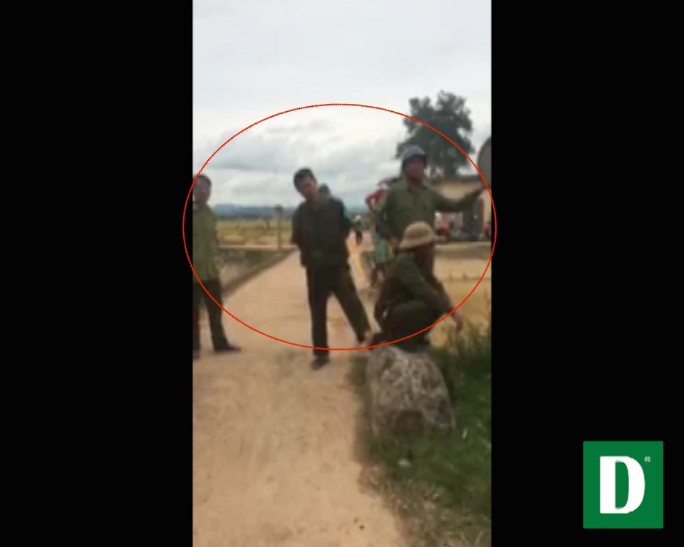 Xuất hiện video nghi Phó chủ tịch UBND thị trấn “cấm cửa” máy gặt lúa - 1 Nhóm công an xã đứng chặn máy gặt lúa không cho xuống đồng.