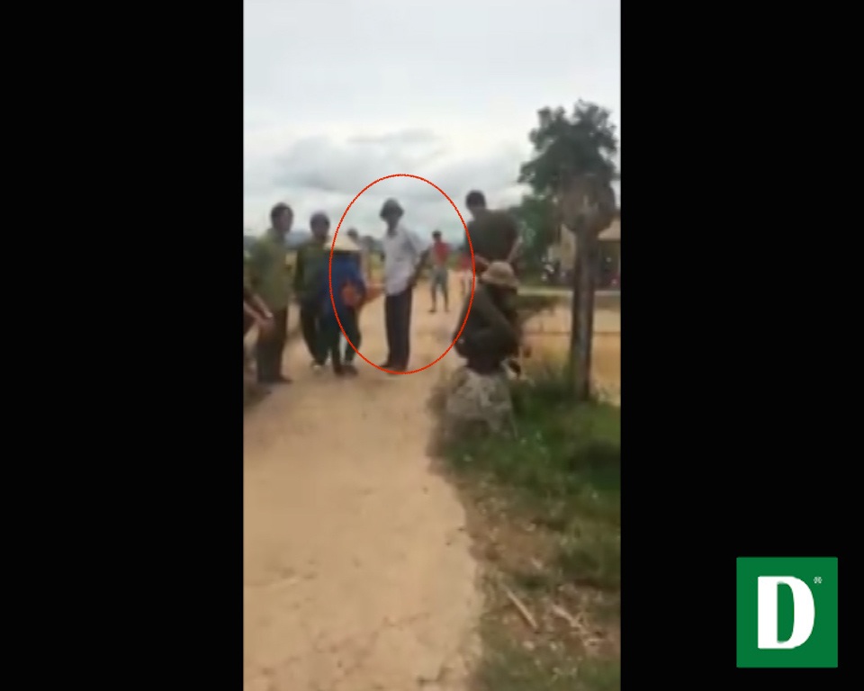 Xuất hiện video nghi Phó chủ tịch UBND thị trấn “cấm cửa” máy gặt lúa - 2 Người đàn ông mặc áo trắng được cho là Phó chủ tịch UBND thị trấn Yên Thành chặn máy gặt lúa.