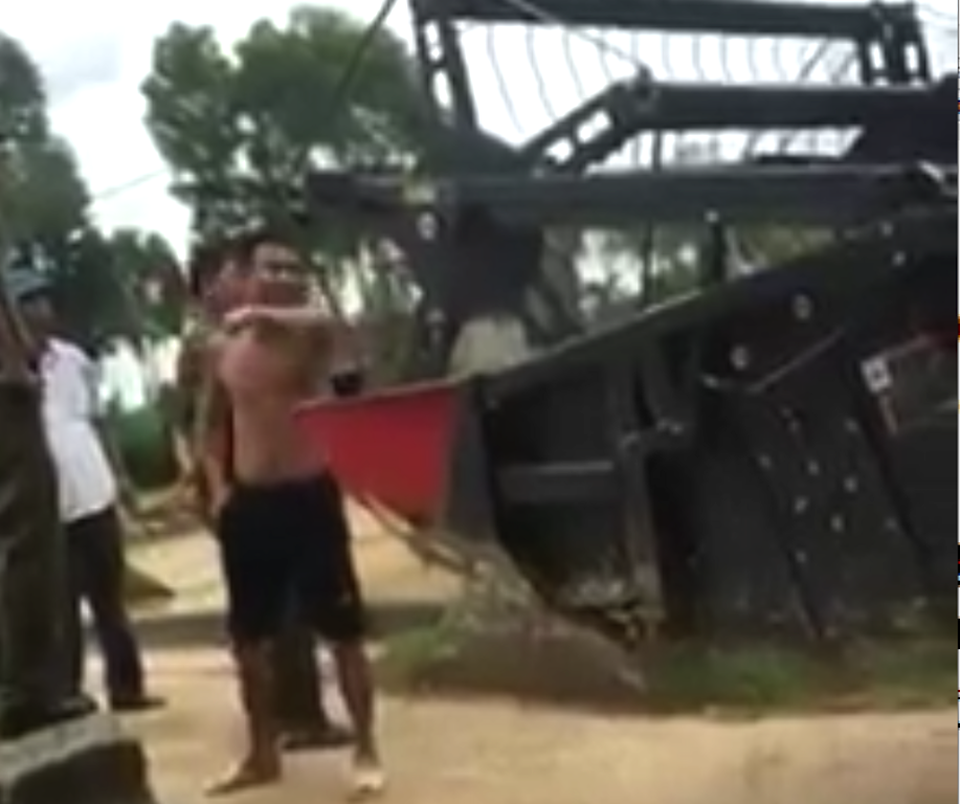 Xuất hiện video nghi Phó chủ tịch UBND thị trấn “cấm cửa” máy gặt lúa - 3 Người đàn ông cởi trần được cho là chủ máy gặt lúa bức xúc trước sự ngăn cản của các vị lãnh đạo thị trấn Yên Thành.