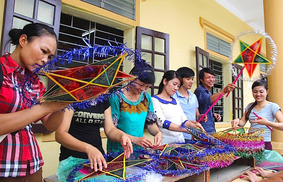 Trung thu sớm cùng các em miền núi Bắc Sơn - 3 Chuẩn bị đèn ông sao.