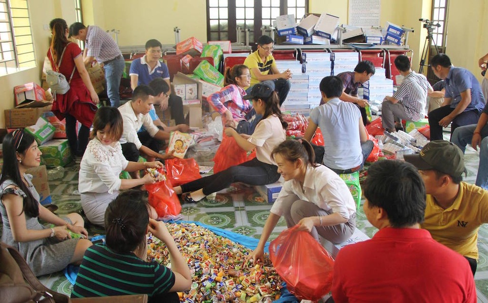 Trung thu sớm cùng các em miền núi Bắc Sơn - 4 Phân chia quà cho các cháu.