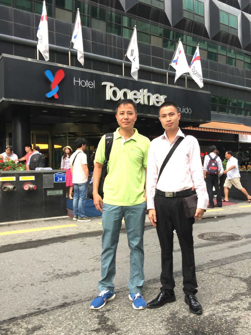 Ths Nguyễn Hữu Bắc (bên phải) xúc tiến thị trường Du lịch tại Hàn Quốc.