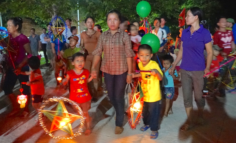 Trung thu sớm cùng các em miền núi Bắc Sơn - 2 Các bậc cha mẹ đưa con em rước đèn ông sao.