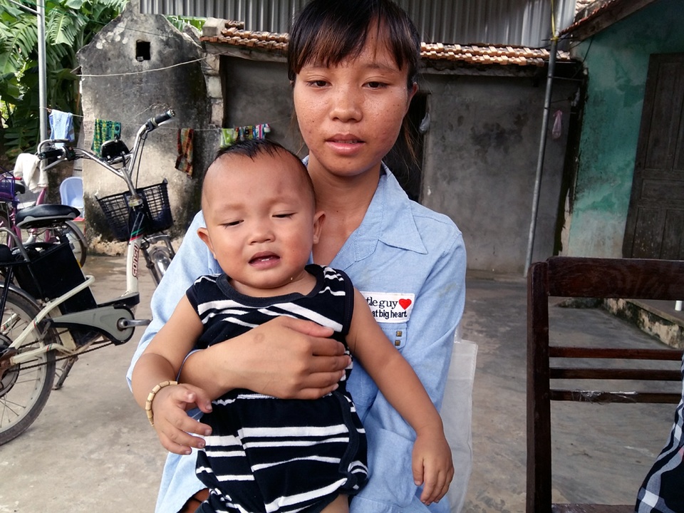 Cháu Bảo Quốc dù đã trải qua mấy lần phẫu thuật, nhưng giờ ngày càng nặng hơn do gia đình vợ chồng trẻ Đạt Loan không có tiền.