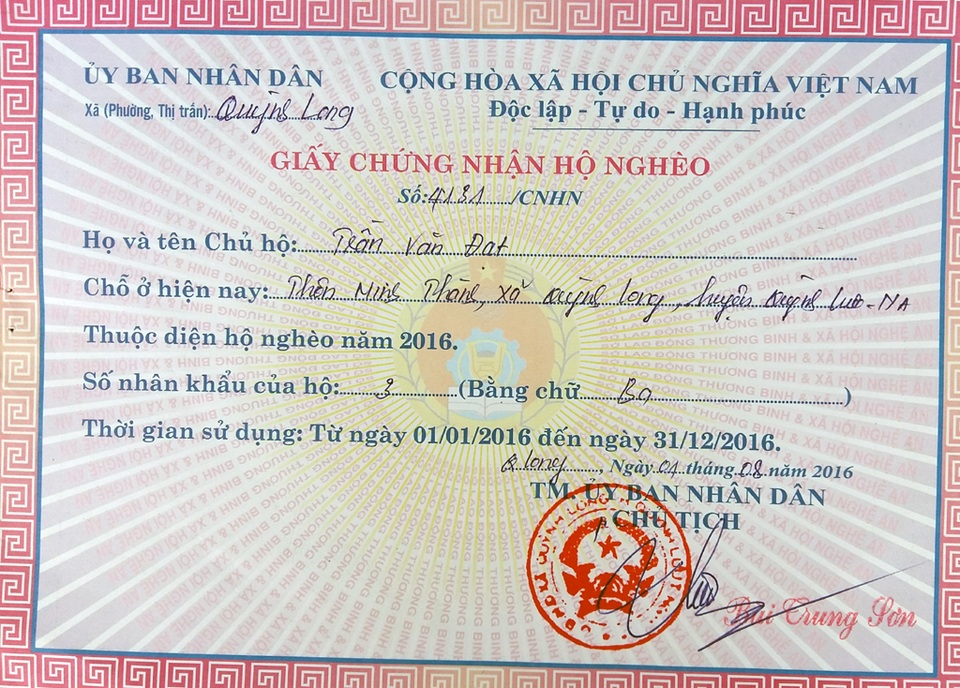 
Sổ hộ nghèo của hai vợ chồng anh Đạt
