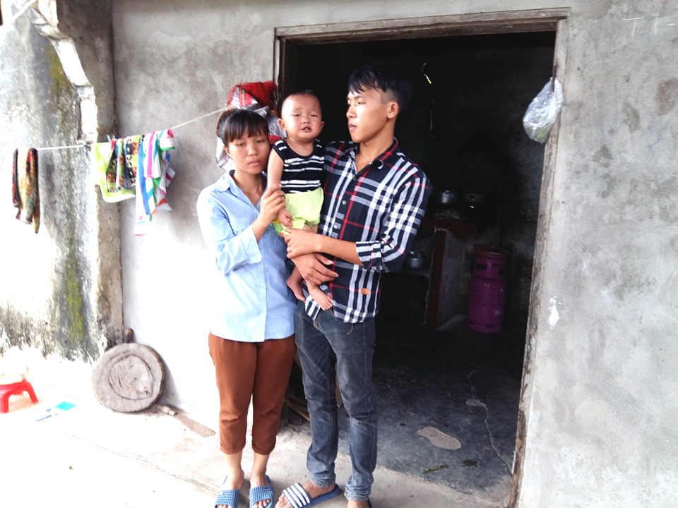 Vì chưa có điều kiện ra riêng nên anh Đạt cùng vợ con đang tá túc trong căn nhà cũ ọp ẹp của ông bà nội.