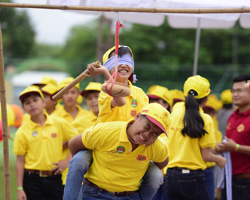 Trò đập niêu được các em thích thú