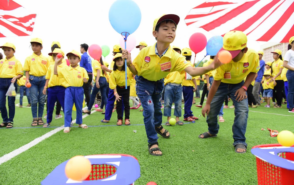 Ném bóng vào rổ, được các em nam thích thú và đam mê