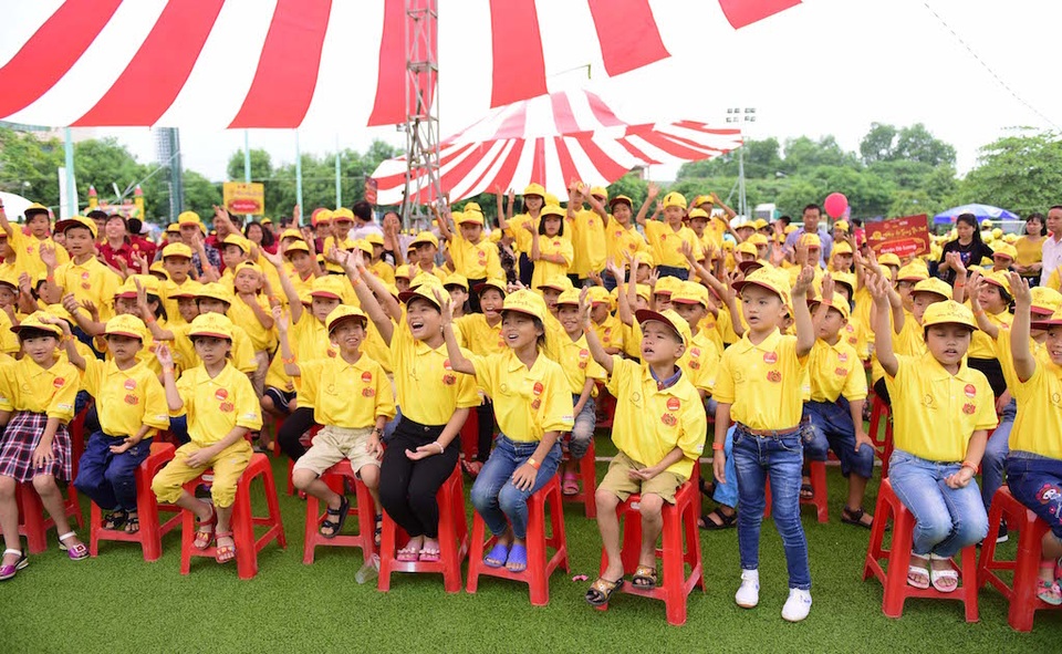 Hơn 1000 trẻ em có hoàn cảnh đặc biệt tham gia chương trình “Mái ấm gia đình Việt - Đêm hội Trung thu 2016” tại Nghệ An.